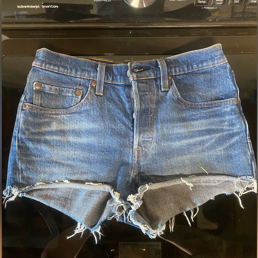 Levi’s 501 frayed bottom Jean shorts 26